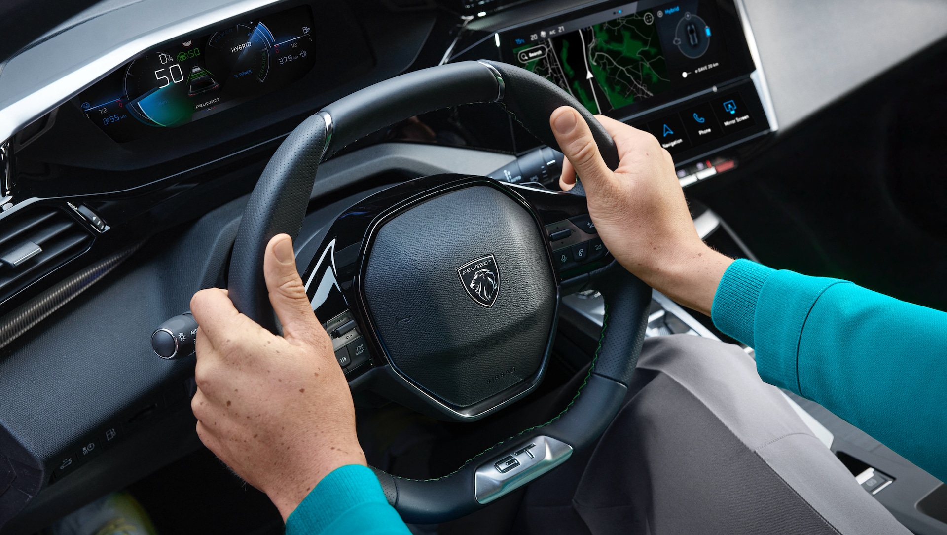Mãos no volante de um veículo Peugeot