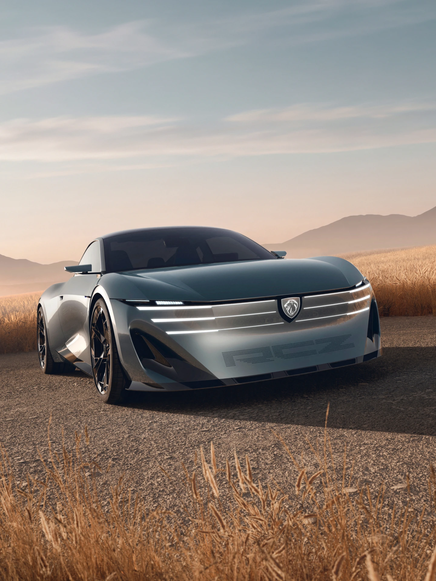 Mulher em pé em frente ao concept car PEUGEOT RCZ Vision