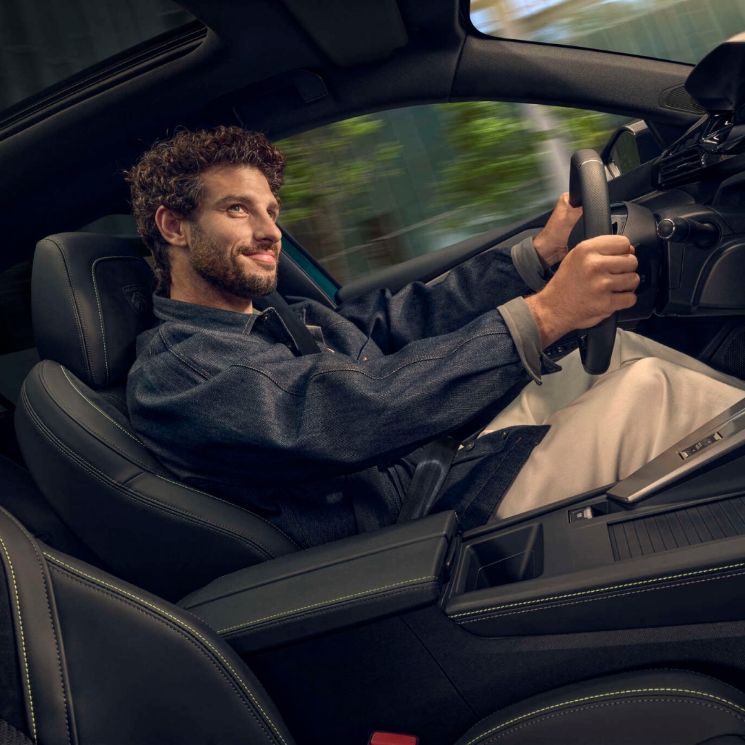 Homem a conduzir o novo PEUGEOT 308