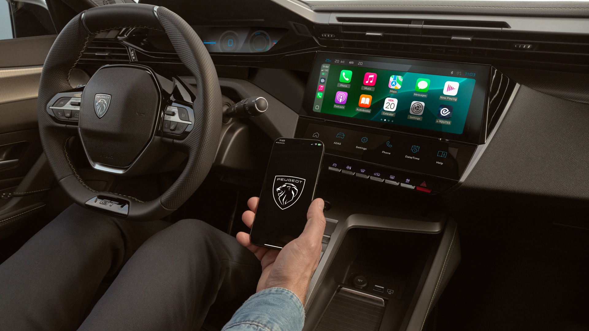 Um utilizador da aplicação MyPeugeot com um E-308 SW