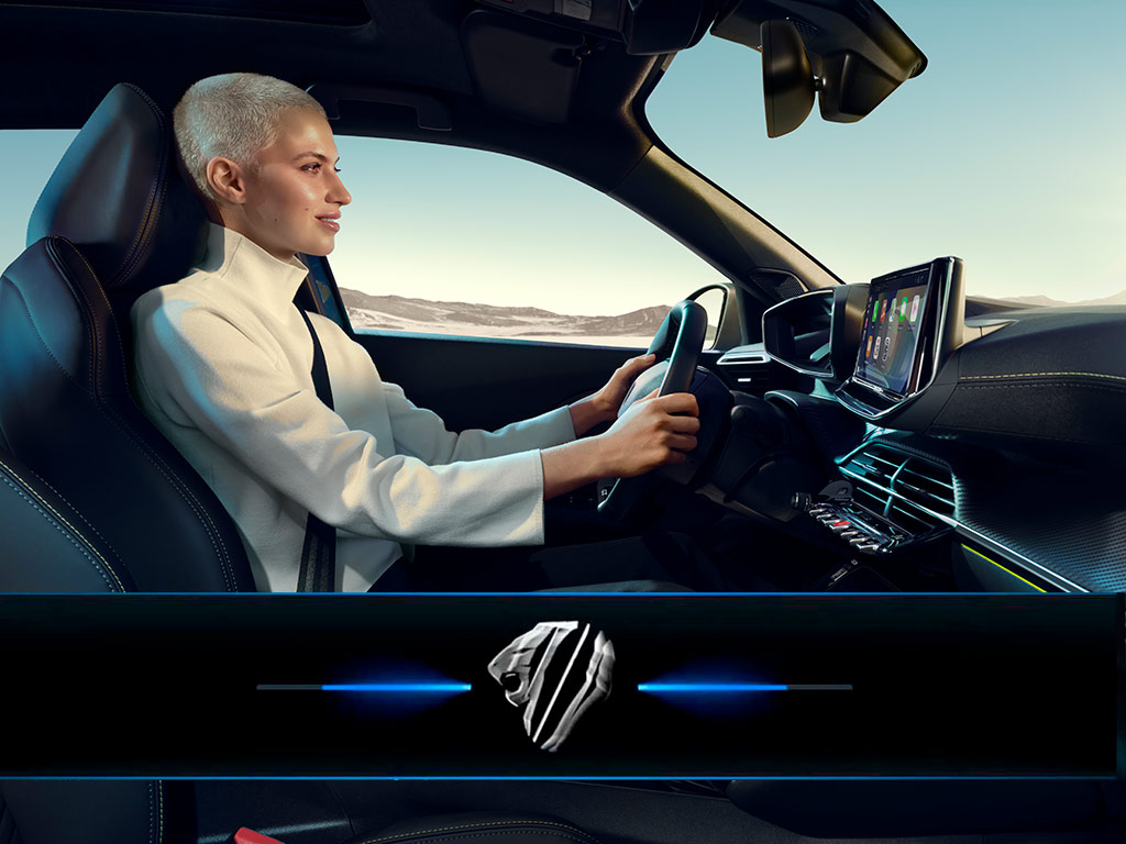 Mulher a conduzir o novo PEUGEOT E-2008
