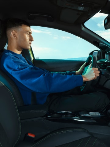 Homem conduz o PEUGEOT 208