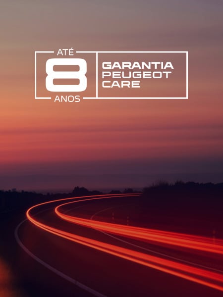Novo PEUGEOT E‑208 GTi, cenário de estrada com logótipo PEUGEOT CARE