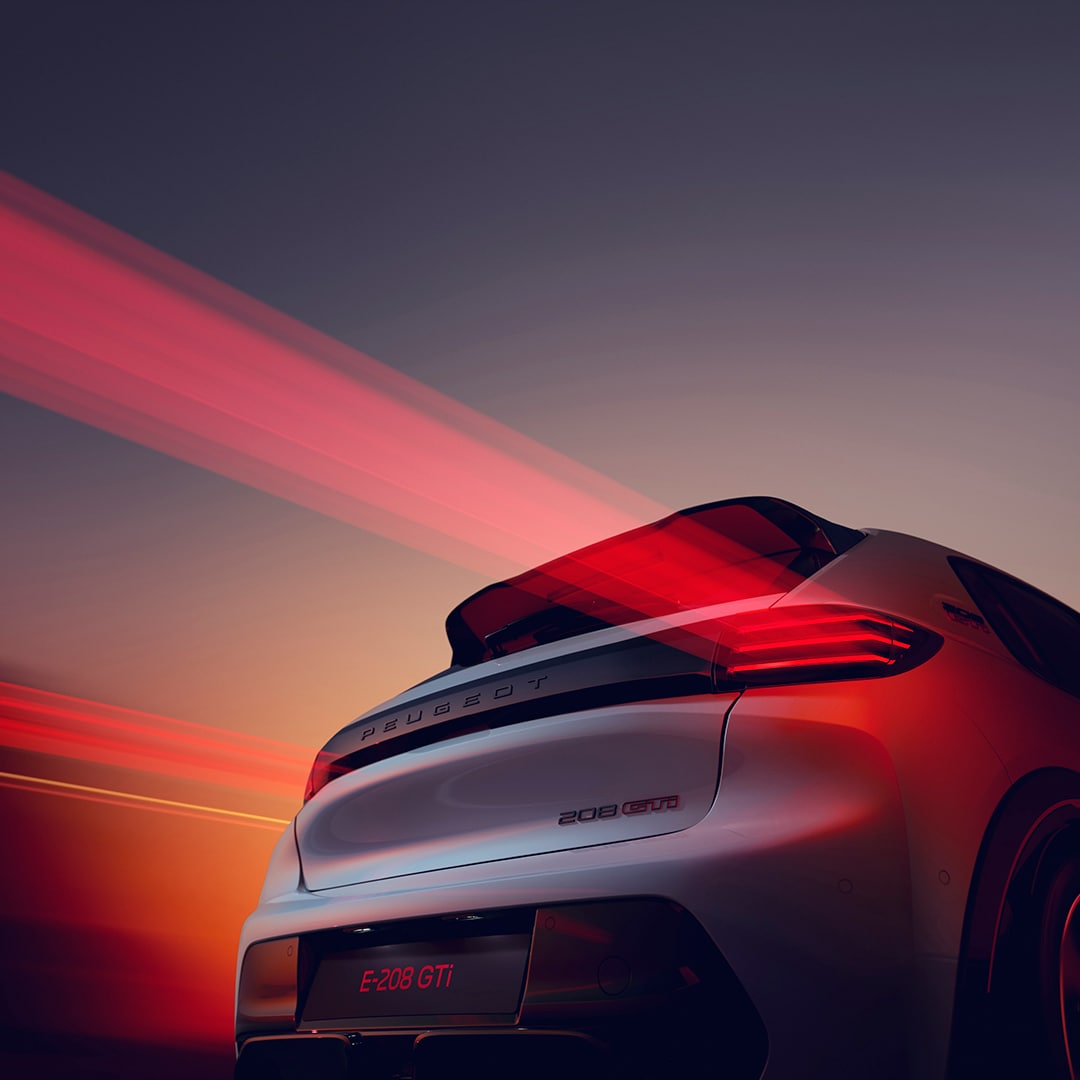 Vista traseira do novo PEUGEOT E‑208 GTi