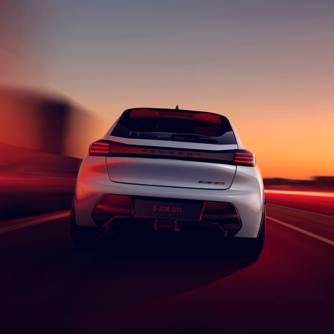 Vista traseira do novo PEUGEOT E‑208 GTi