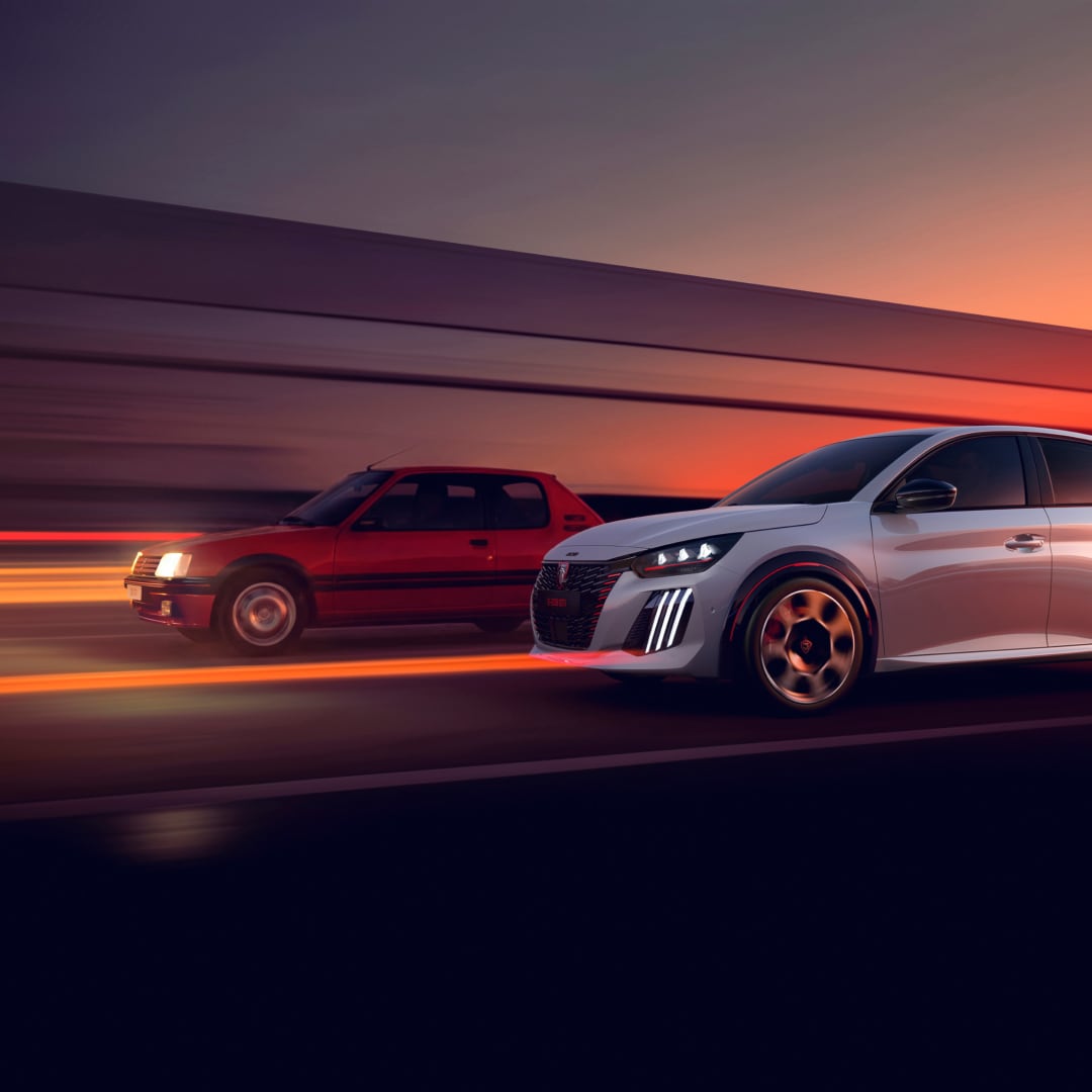 PEUGEOT 205 GTi e PEUGEOT E‑208 GTi a conduzir lado a lado