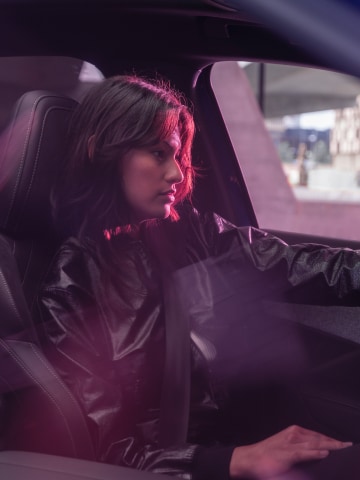 Mulher a conduzir o SUV PEUGEOT E-3008