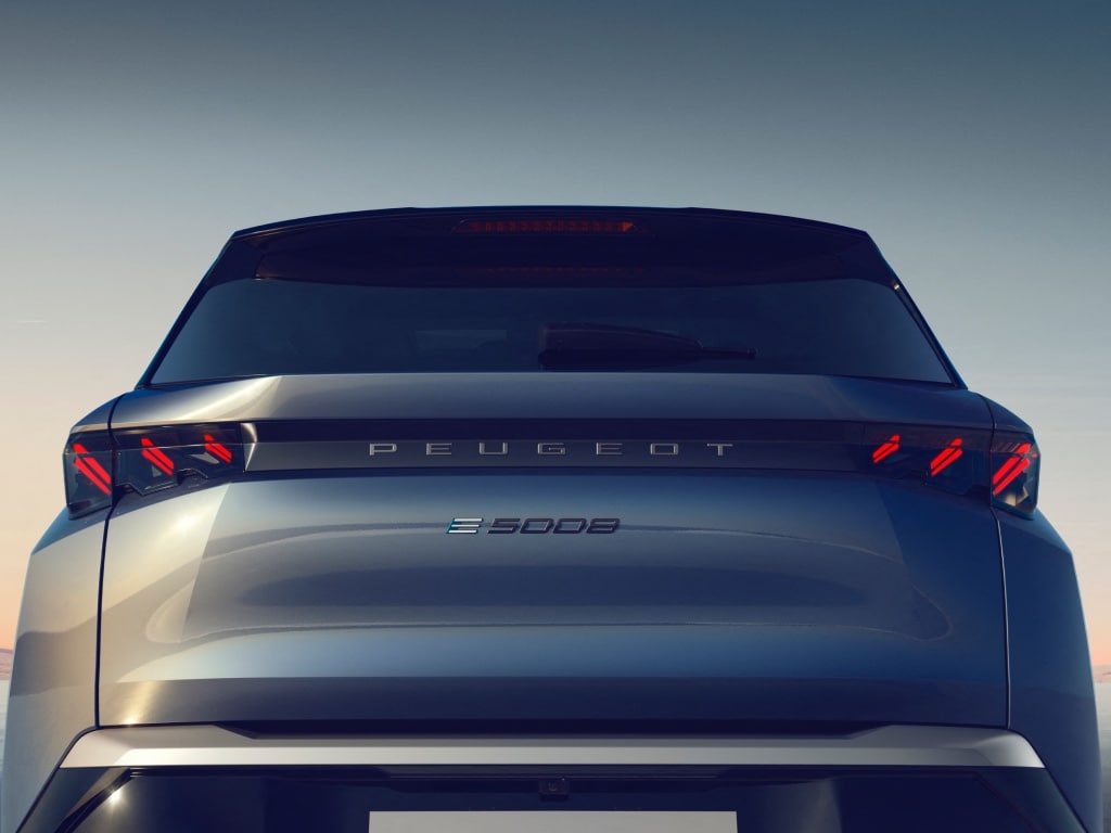 Novo PEUGEOT 5008 HYBRID Blue Ingaro vista traseira