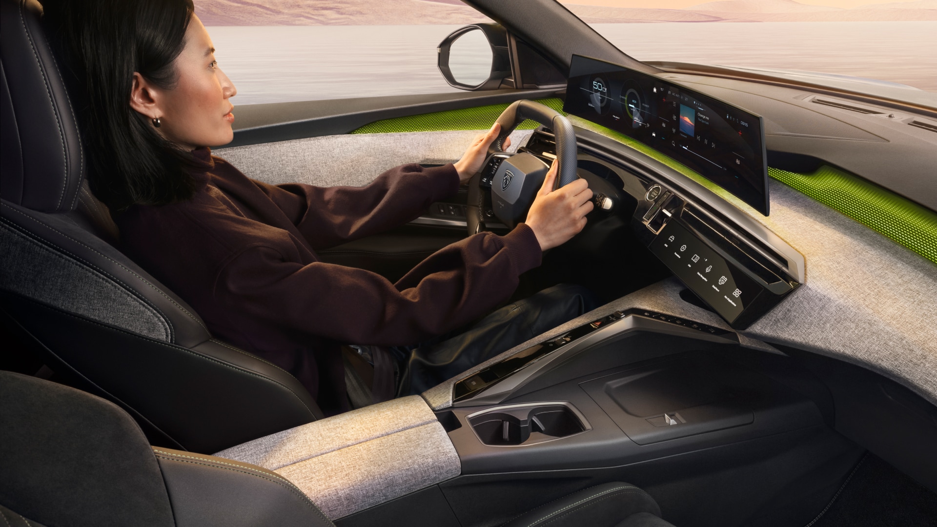 PEUGEOT 5008 Híbrido mulher ao volante