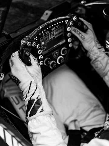 PEUGEOT 9X8 cockpit