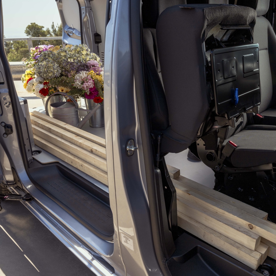 PEUGEOT E-Expert loaded with long items