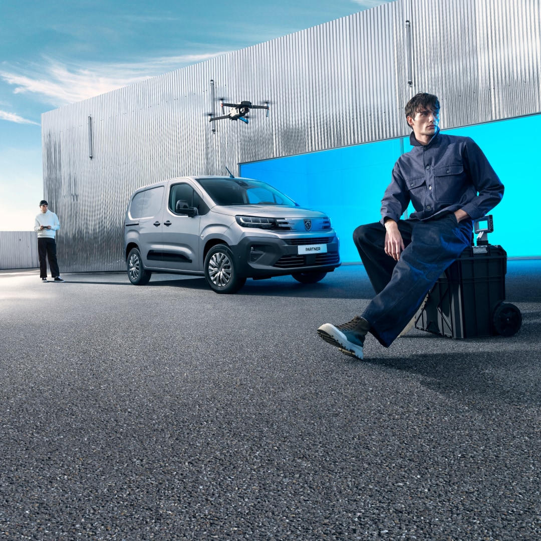 Homem em frente a um PEUGEOT Partner