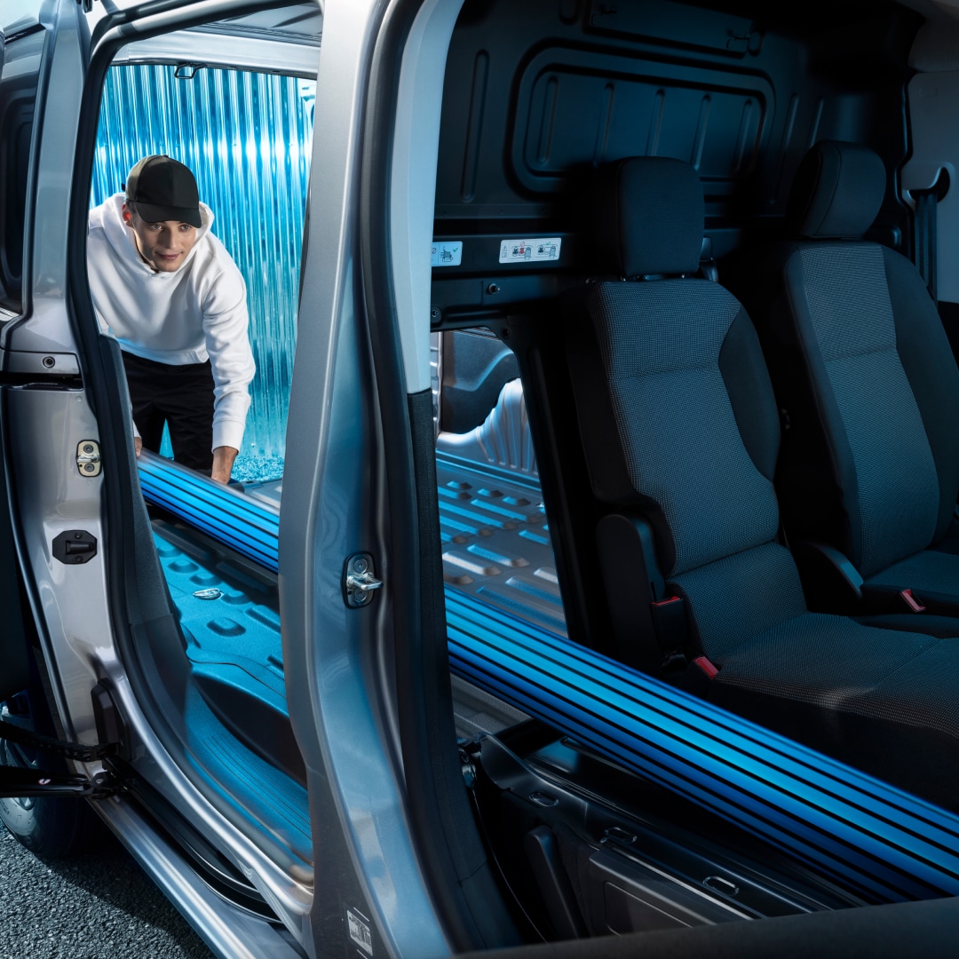 Homem a carregar mercadoria num PEUGEOT Partner