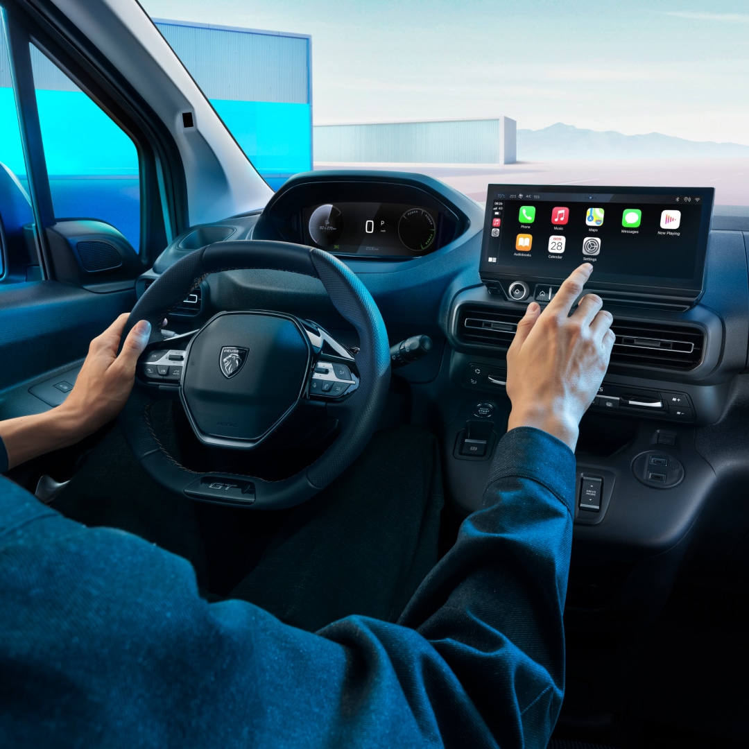 Habitáculo do PEUGEOT PARTNER com um condutor ao volante