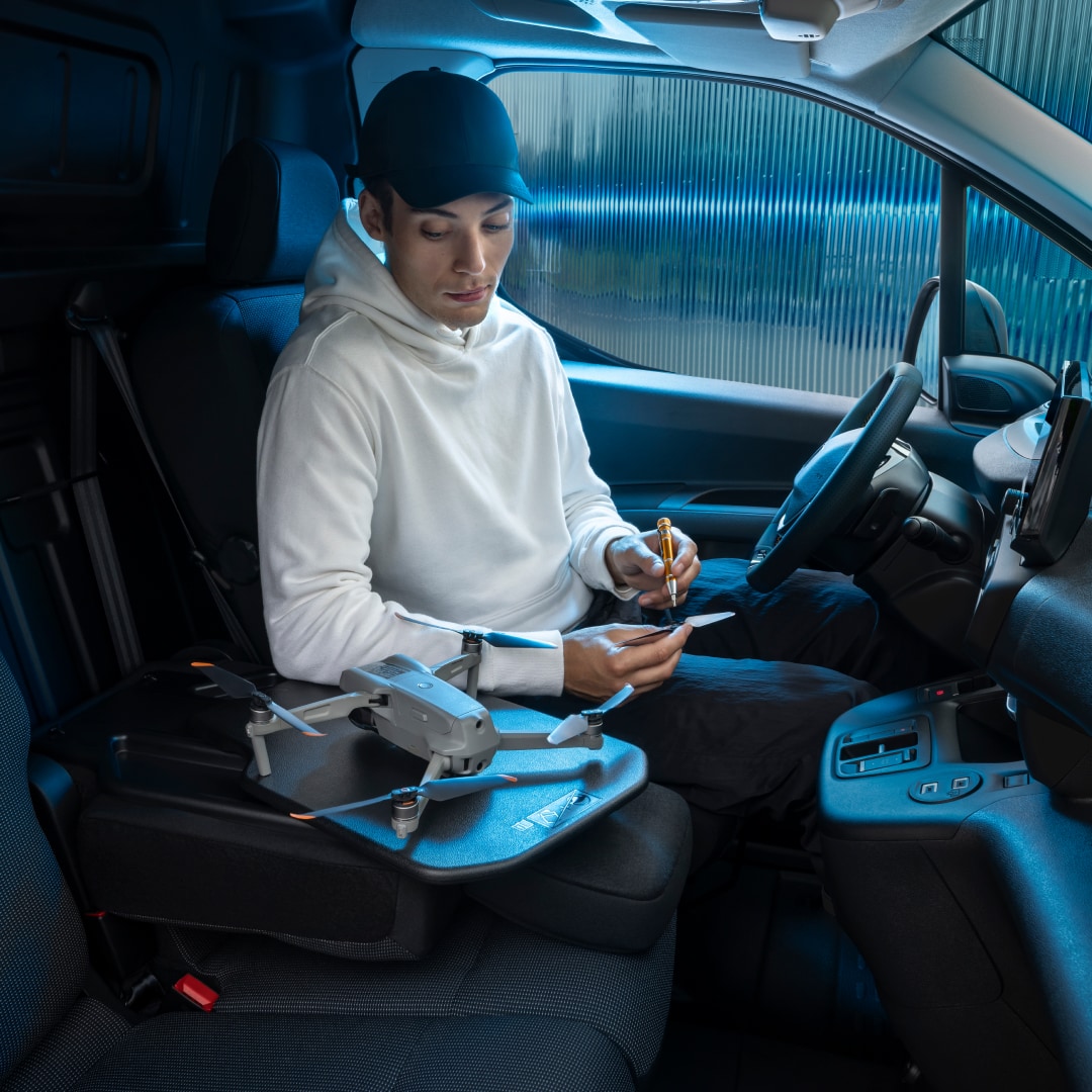 Homem a bordo de uma PEUGEOT Partner