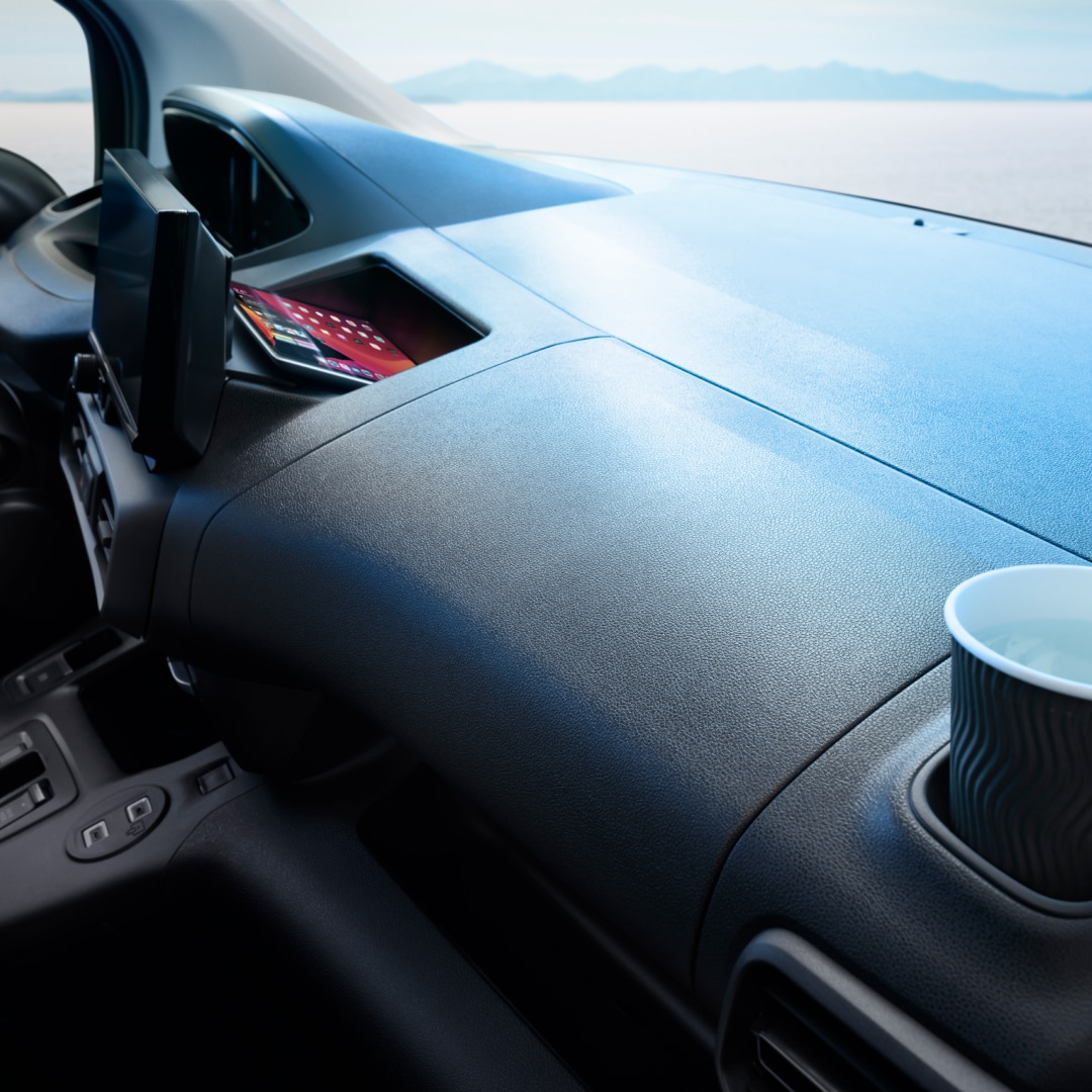 Compartimento de arrumação no painel de instrumentos do PEUGEOT PARTNER